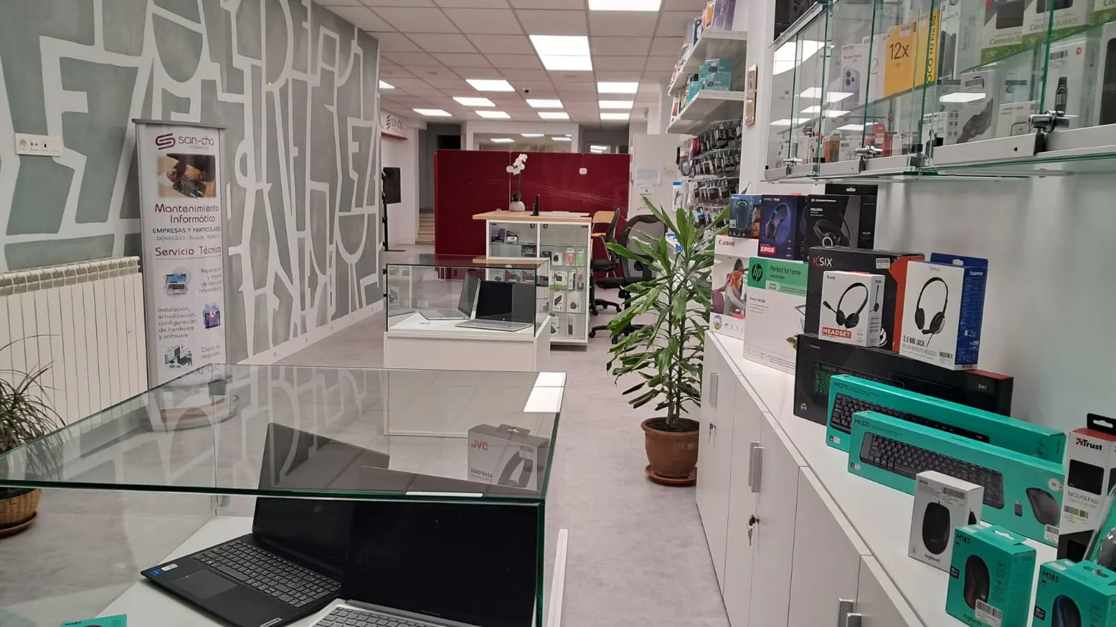Equipo e instalaciones de San-Cha Informática